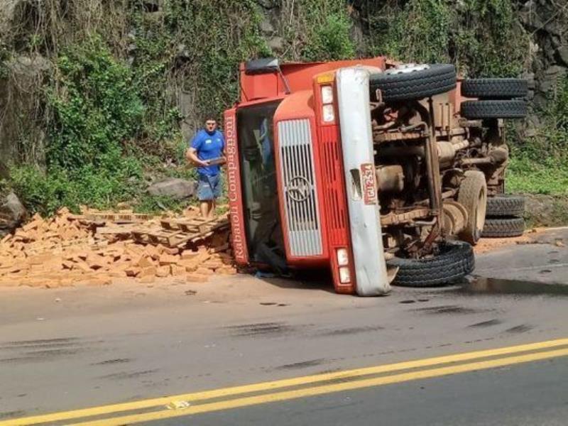 Caminhão carregado com tijolos tomba na BR-386