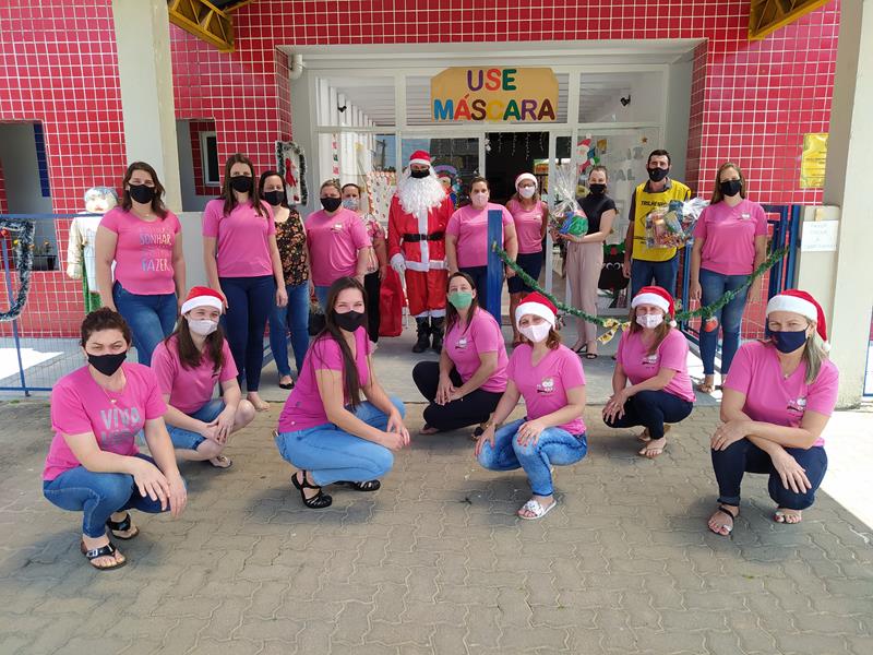 Emei Gente Miúda realiza entrega dos presentes de Natal