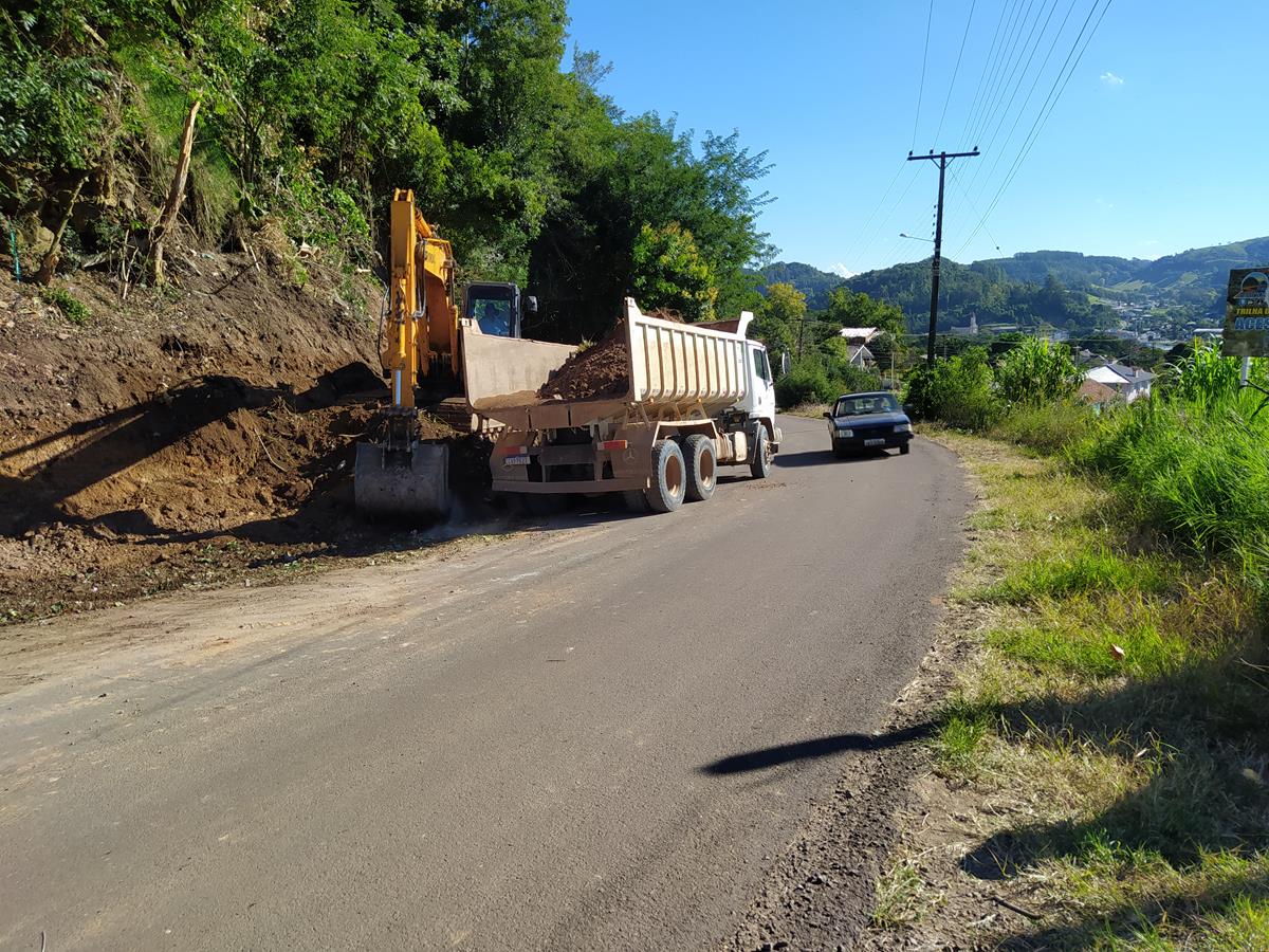 Trânsito - Máquinas na pista da RS 423 acesso a Progresso