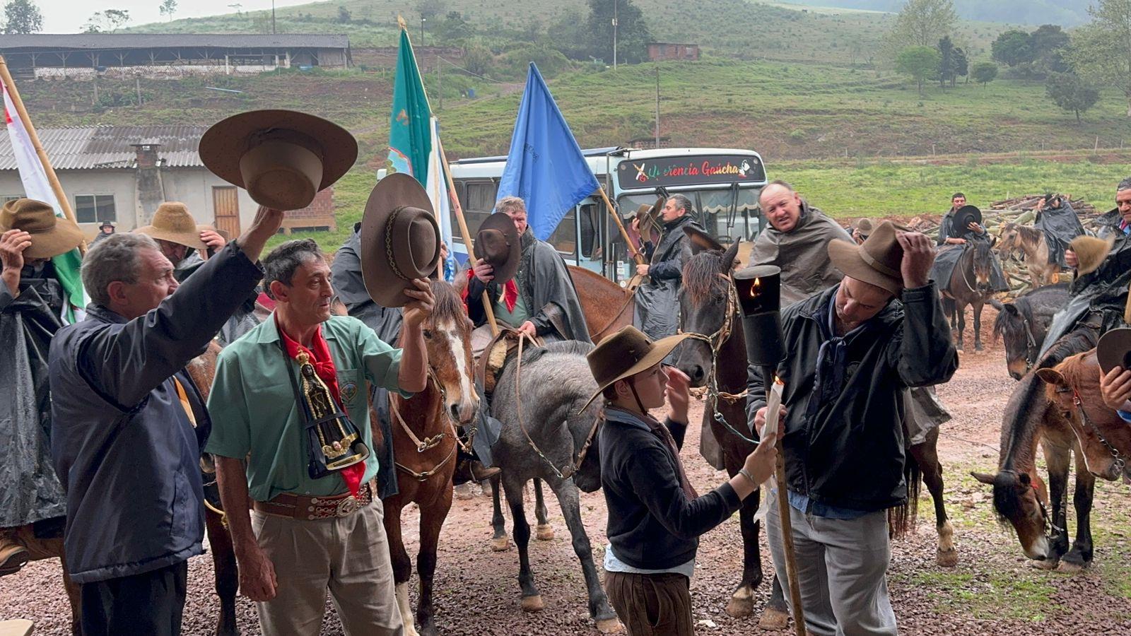 Cavalgada do CTG Mata Nativa de Xaxim ruma à Pedras Brancas .