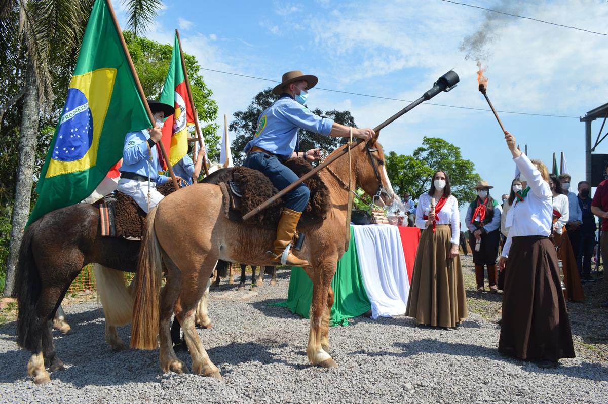 Acendimento da chama crioula foi realizada em Encantado