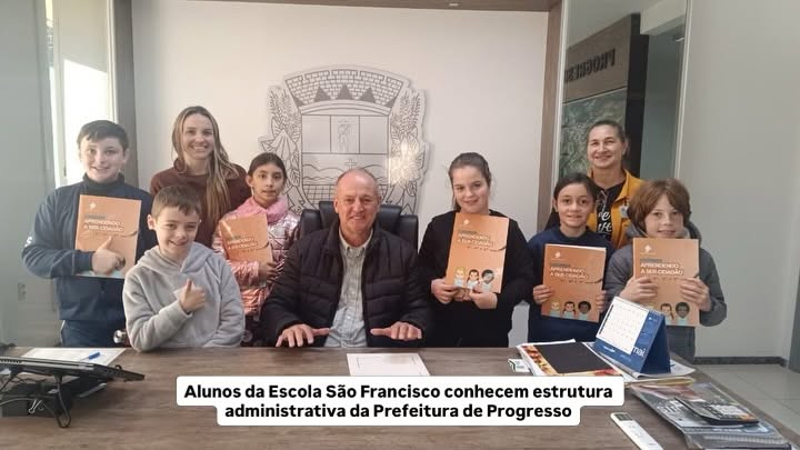 Alunos da Escola São Francisco conhecem estrutura administrativa da Prefeitura de Progresso