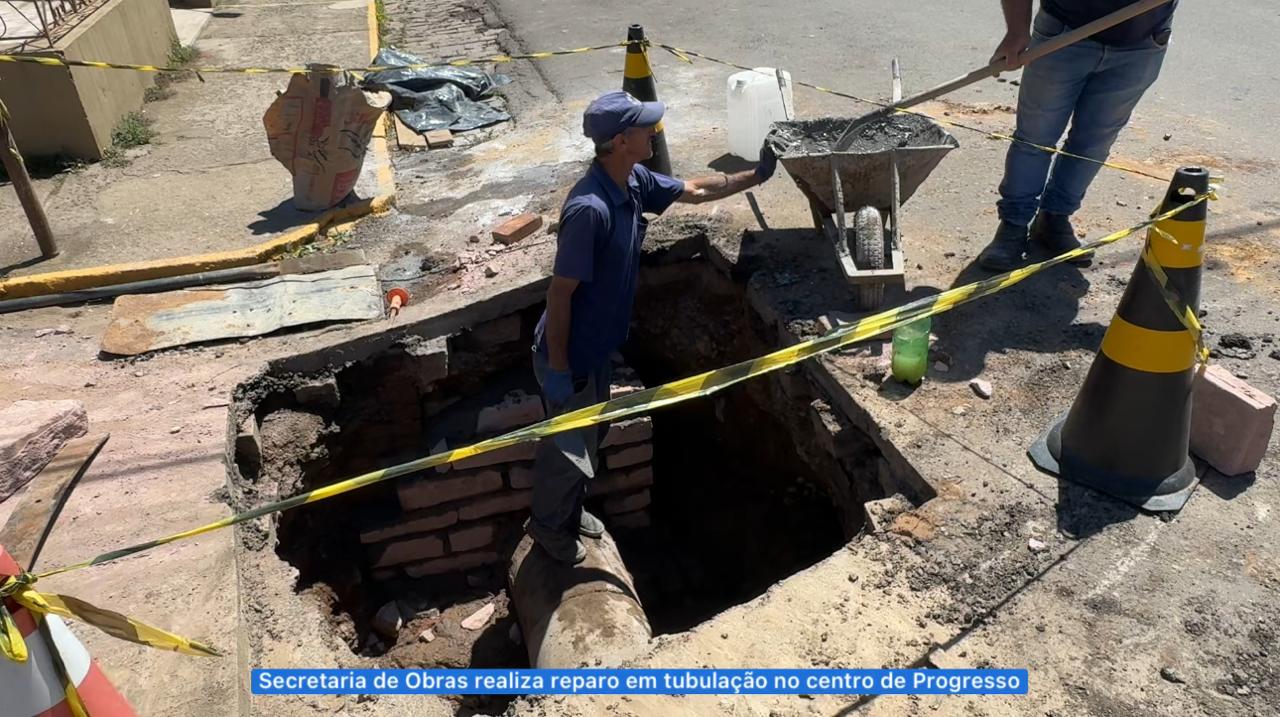 Asfalto cede e cratera precisa ser aberta para reparo em tubulação no Centro de Progresso