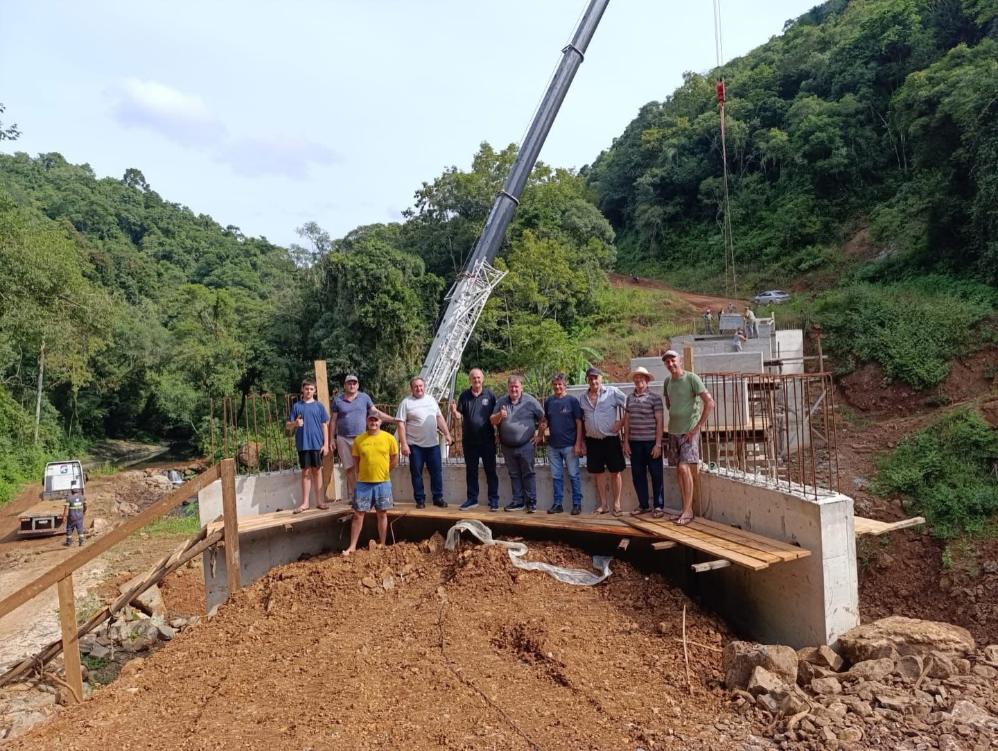 Autoridades conferem o içamento das vigas na nova ponte de Xaxim 