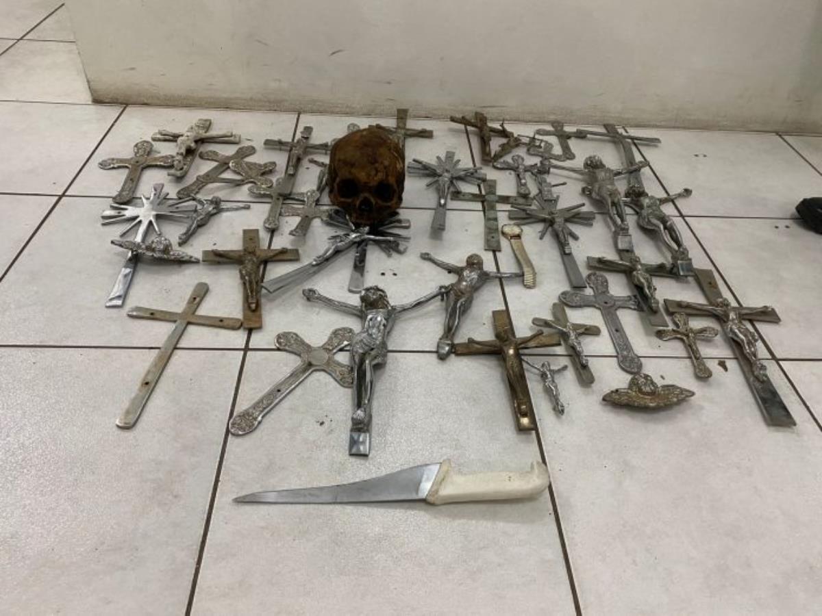 BM prende homem com 41 crucifixos e crânio humano em Lajeado