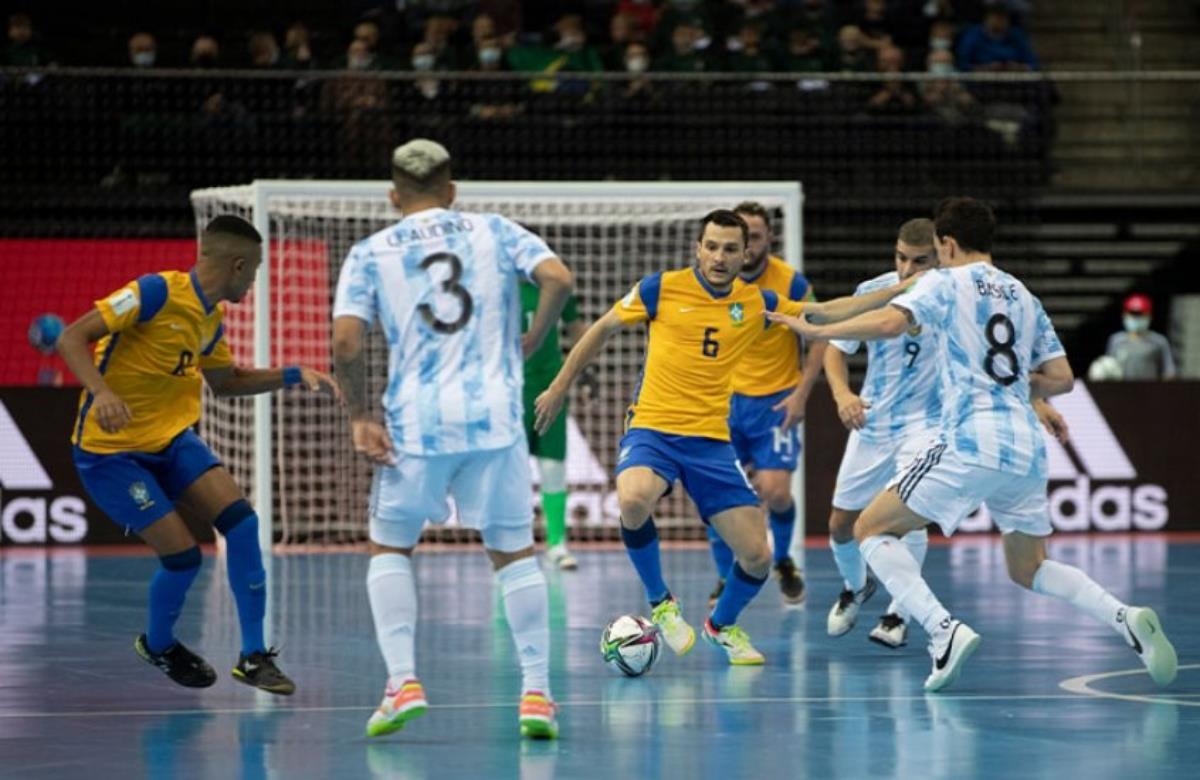 Brasil perde para Argentina e está fora da final da Copa do Mundo de futsal