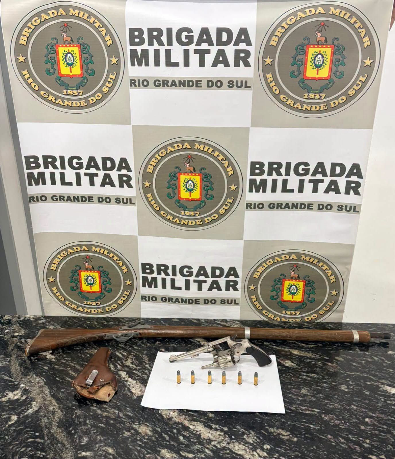 BRIGADA MILITAR PRENDE HOMEM POR PORTE ILEGAL DE ARMA DE FOGO EM SOLEDADE 