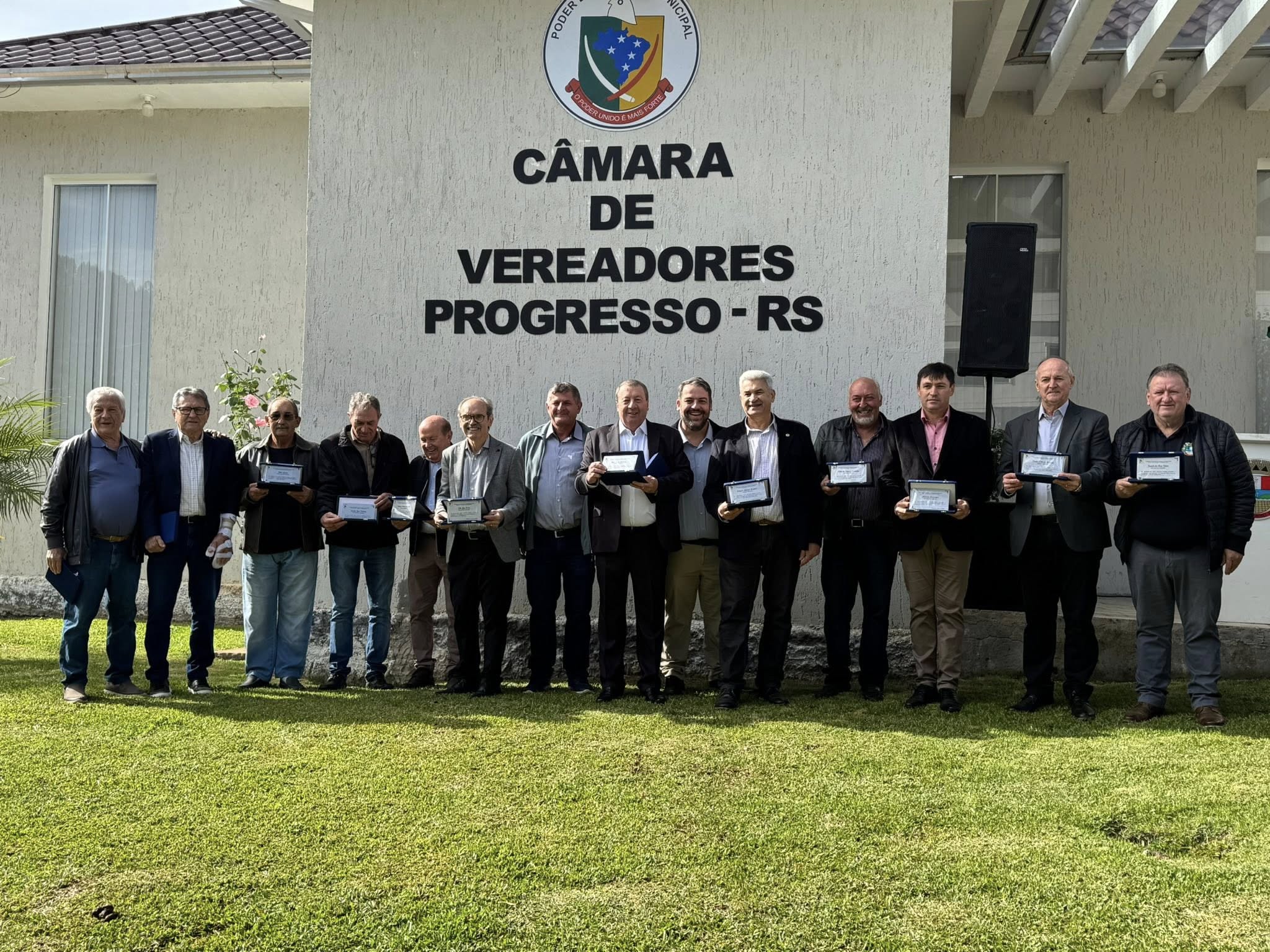 CÂMARA DE VEREADORES DO MUNICÍPIO DE PROGRESSO REALIZA ATO SOLENE EM HOMENAGEM A EX-PREFEITOS E EX-VICE-PREFEITOS