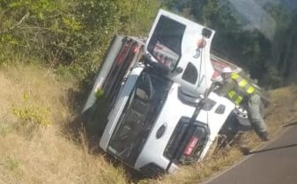 Caminhão carregado com frangos sai de pista em Canudos do Vale