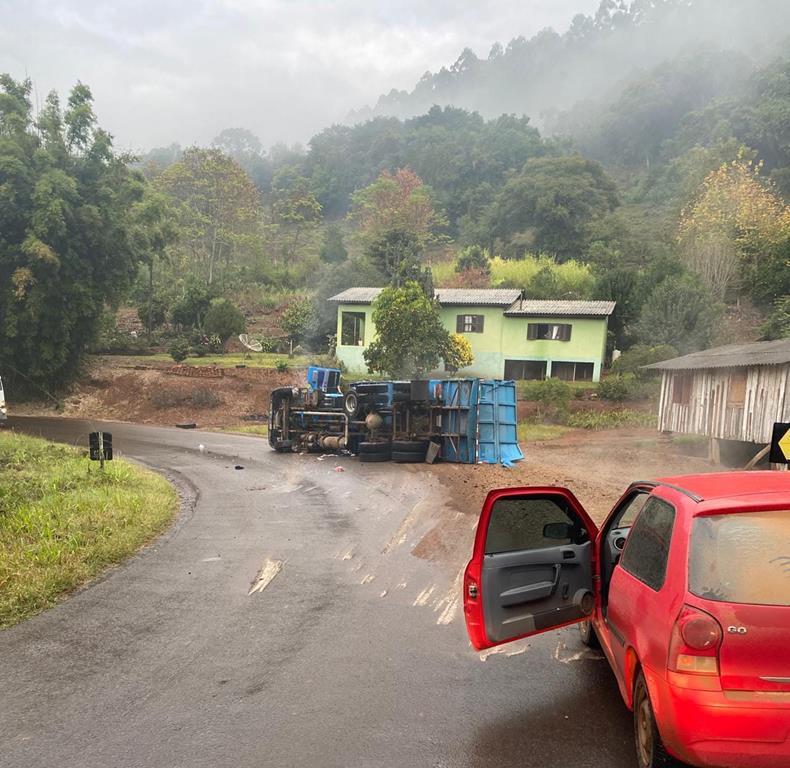 Caminhão tomba na ERS 423 que liga Progresso