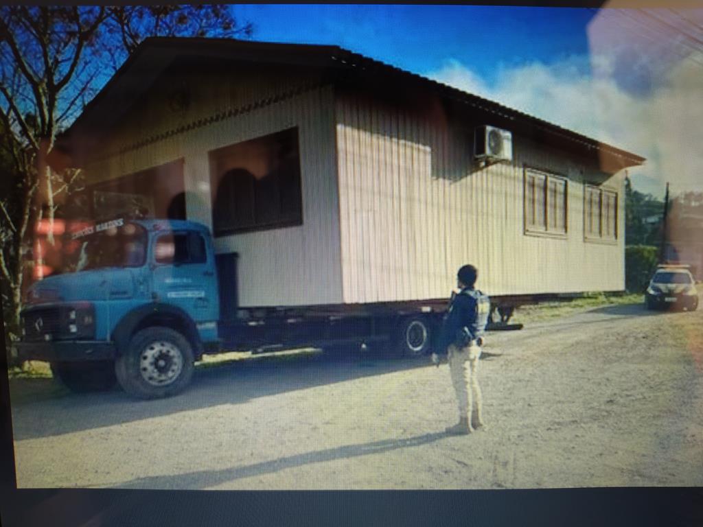 Caminhão transportando casa se envolve em acidente com carro