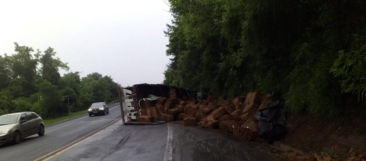 Carreta carregada com fumo tomba na BR-386 em Pouso Novo