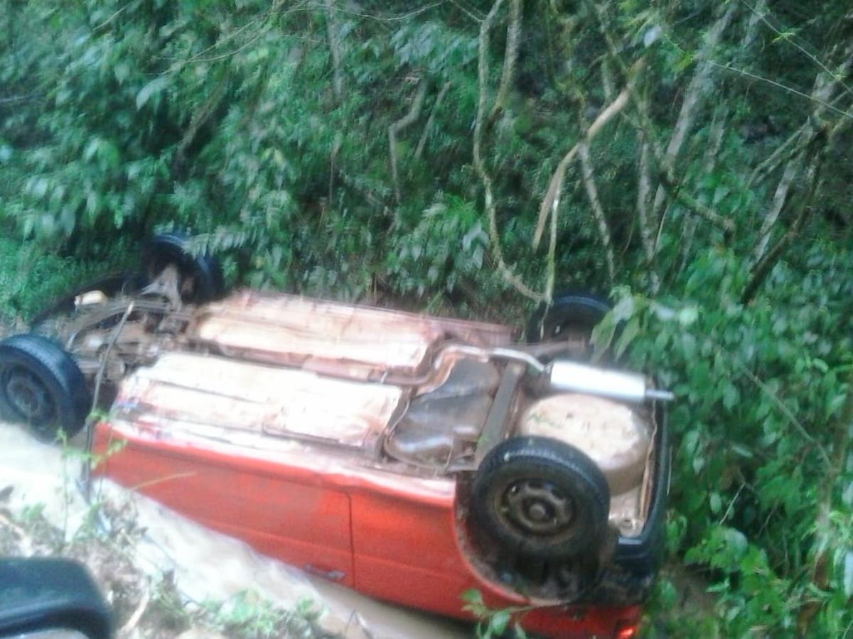 Carro cai em riacho no interior de Progresso