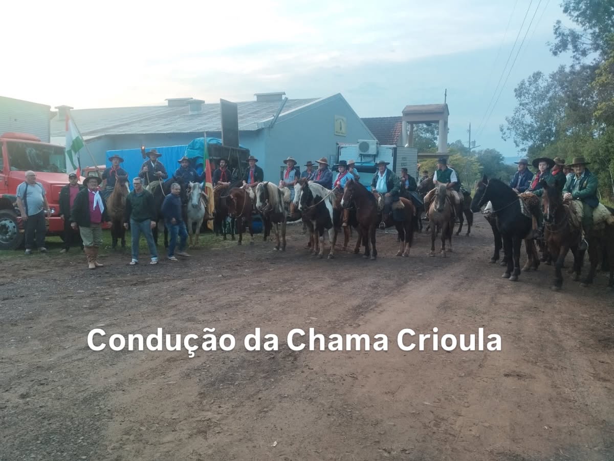 Cavaleiros de Progresso rumam a Monte Alverne conduzindo a Chama Crioula
