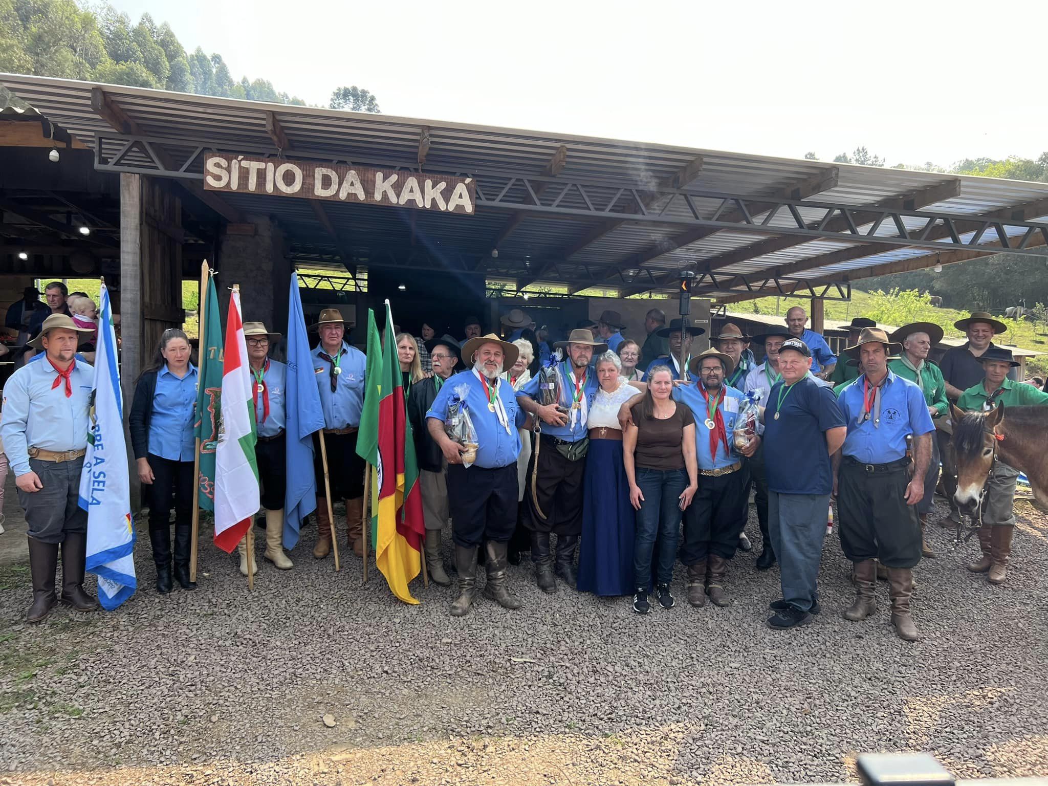 Cavaleiros são homenageados ao retornarem a Progresso com a Centelha da Chama Crioula .