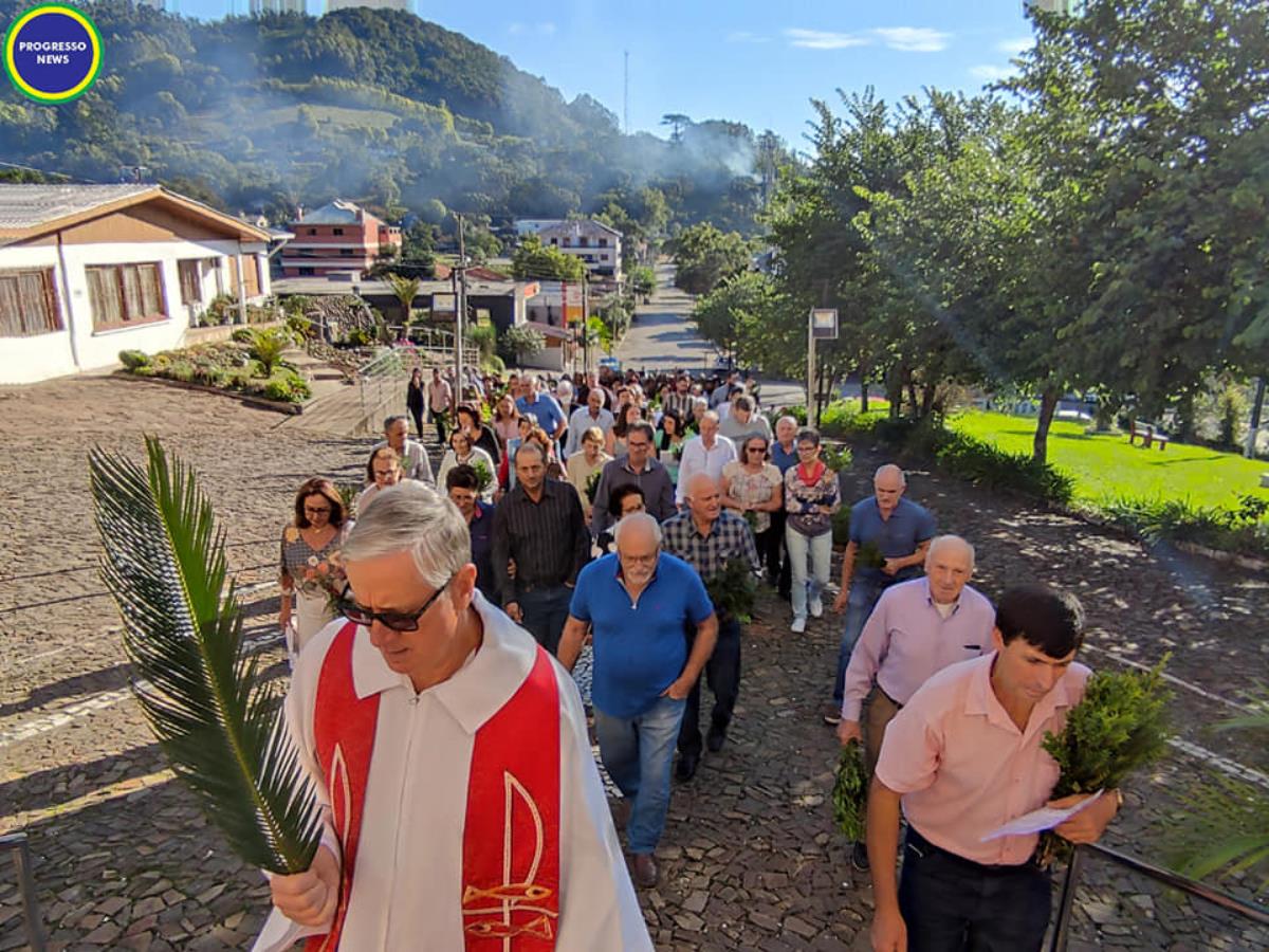 Celebração de Domingo de Ramos em Progresso