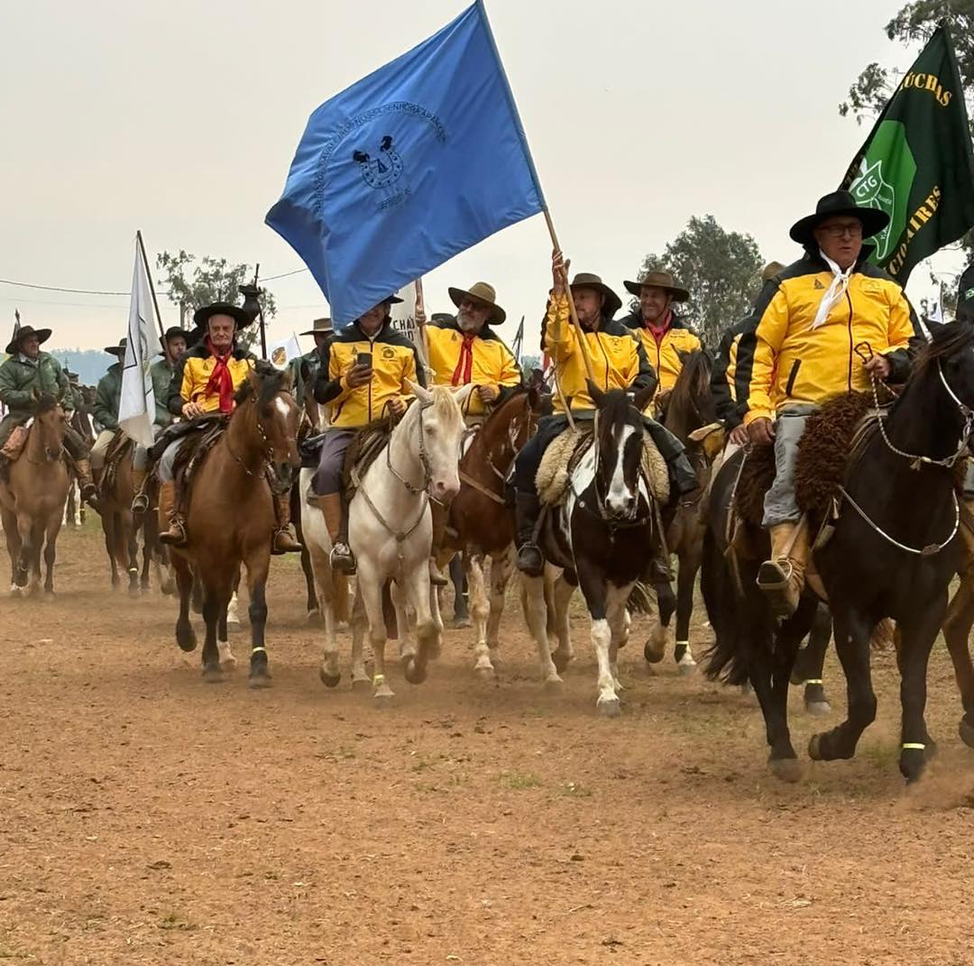 Chama Crioula rumo a Progresso: Cavaleiros percorrem mais de 500 km levando símbolo de esperança e tradição.