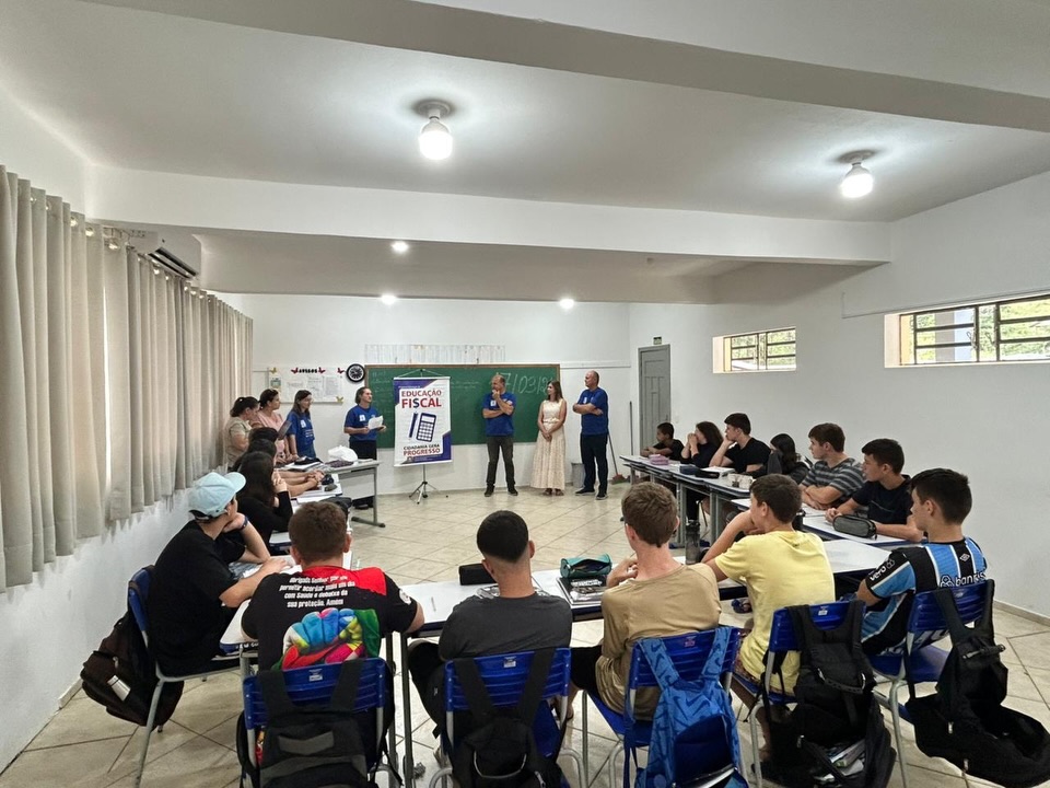 Comitiva orienta estudantes sobre mutirão de limpeza e conscientização ambiental