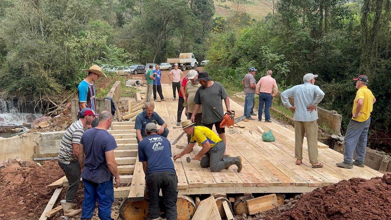 Comunidade e poder público constroem ponte provisória de acesso à Lajeado do Meio/Progresso