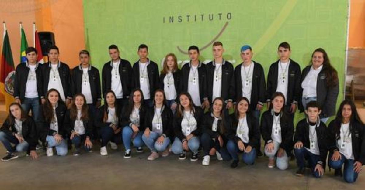 Jovens aprendizes recebem crachá do Instituto Crescer Legal em Progresso