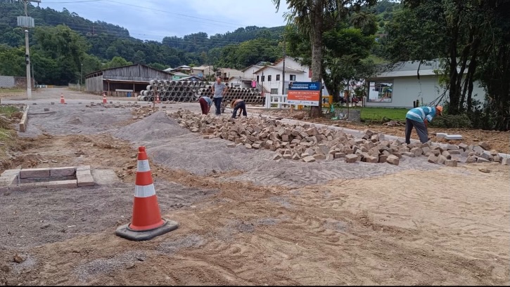 Equipe refaz calçamento nos arredores do novo pontilhão da Rua Frei Constantino