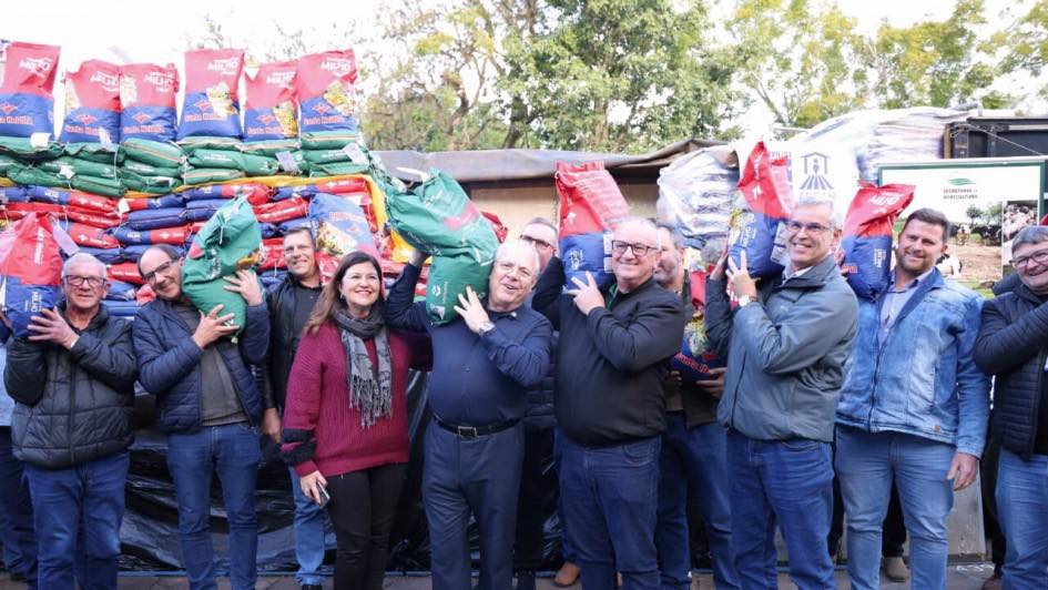 Estado entrega sementes do Programa Milho 100%