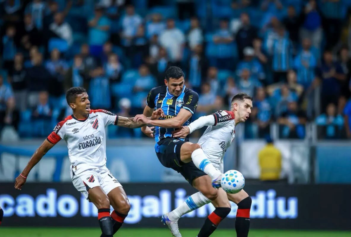 Grêmio vence o Athletico-PR por 2 a 0 e sai da zona de rebaixamento