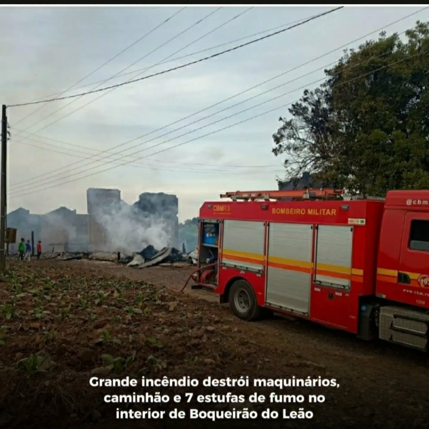 Incêndio de grandes proporções destrói estufas de fumo, galpões e caminhão em Boqueirão do Leão