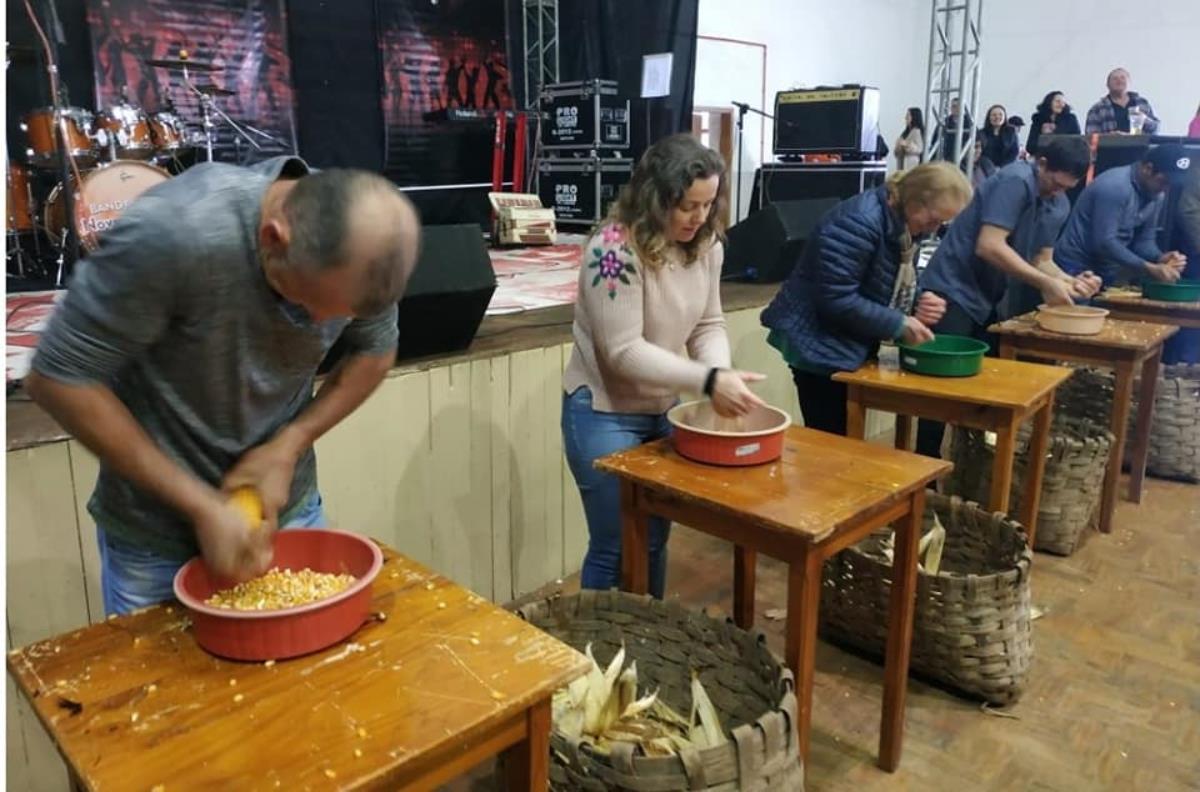 Jogos rurais em destaque na festa do colono e motorista em Pouso Novo