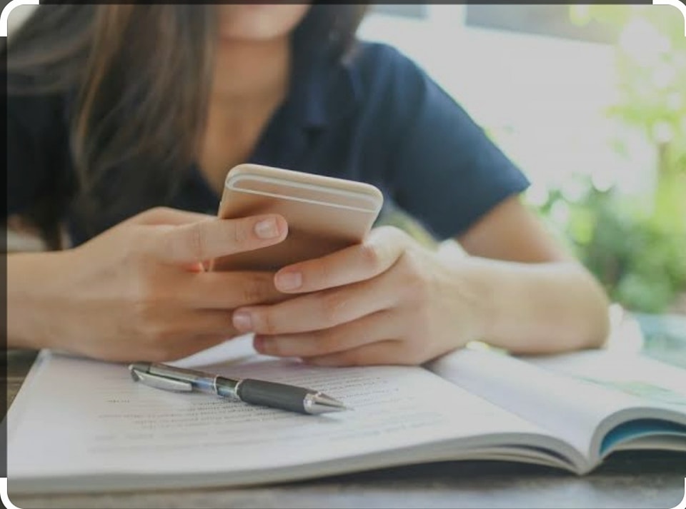 MEC anuncia preparação de projeto de lei para vetar celulares em escolas públicas e privadas. 