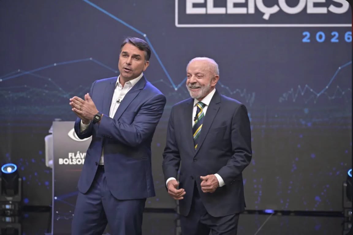 No 1° debate, Lula e Flávio Bolsonaro trocam acusações e provocações