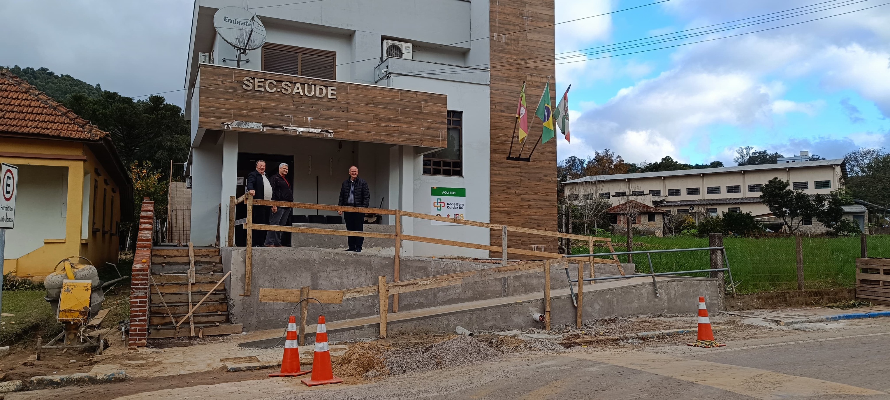 Posto de Saúde do Centro contará com nova rampa e vidros para abrigar os usuários na entrada 