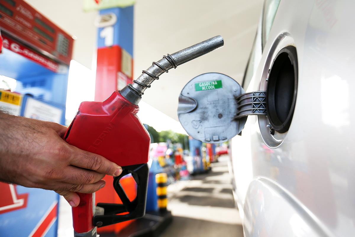 Preço da gasolina nos postos volta a subir após 15 semanas de queda