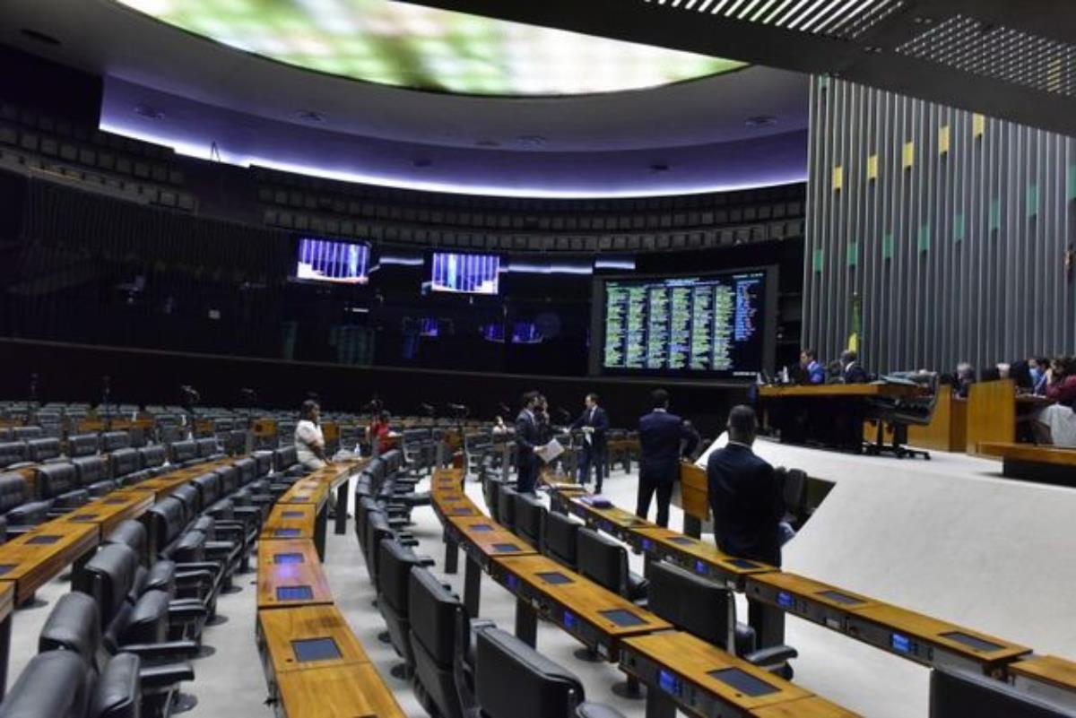 Presidentes da Câmara e Senado adotam medidas que revoga uso obrigatório de máscara