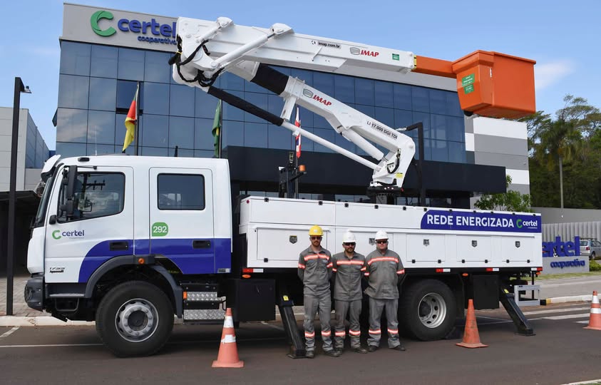 Quarto caminhão de trabalho em rede energizada da Certel entra em operação
