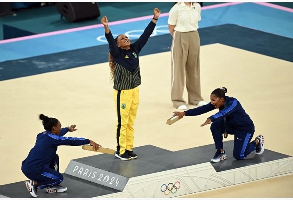 Rebeca Andrade conquista ouro no solo e se torna maior medalhista do Brasil em Olimpíadas. 