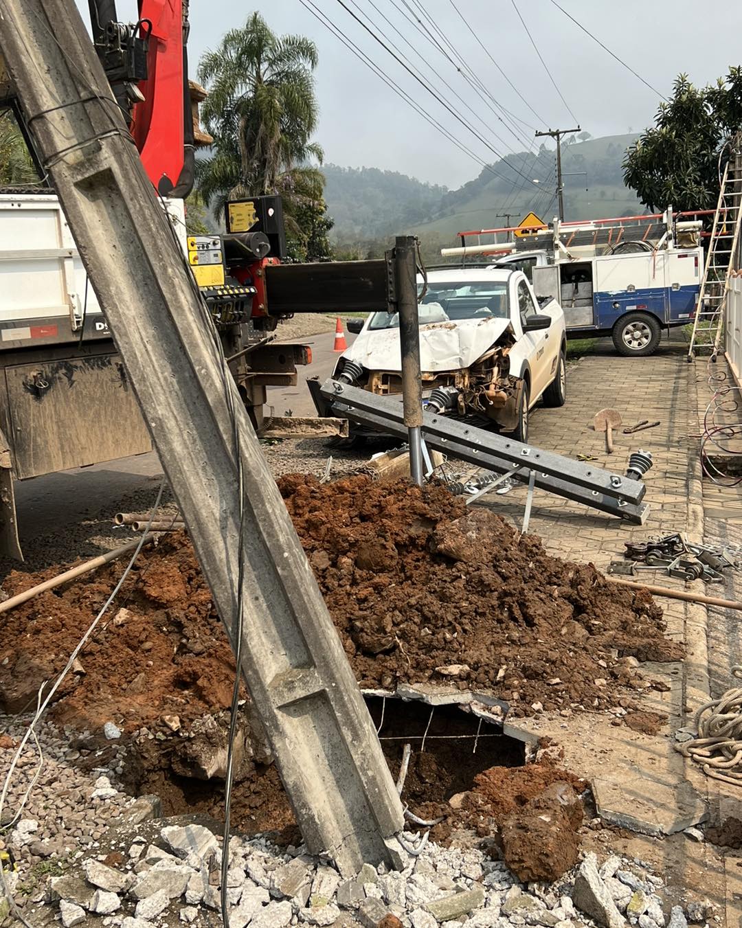 Saveiro atinge poste e deixa moradores sem luz na avenida gramado Progresso.