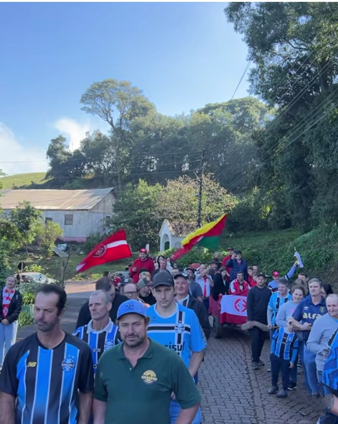 Torcedores do Grêmio pagam aposta e puxam carroça com colorados em Xaxim Progresso