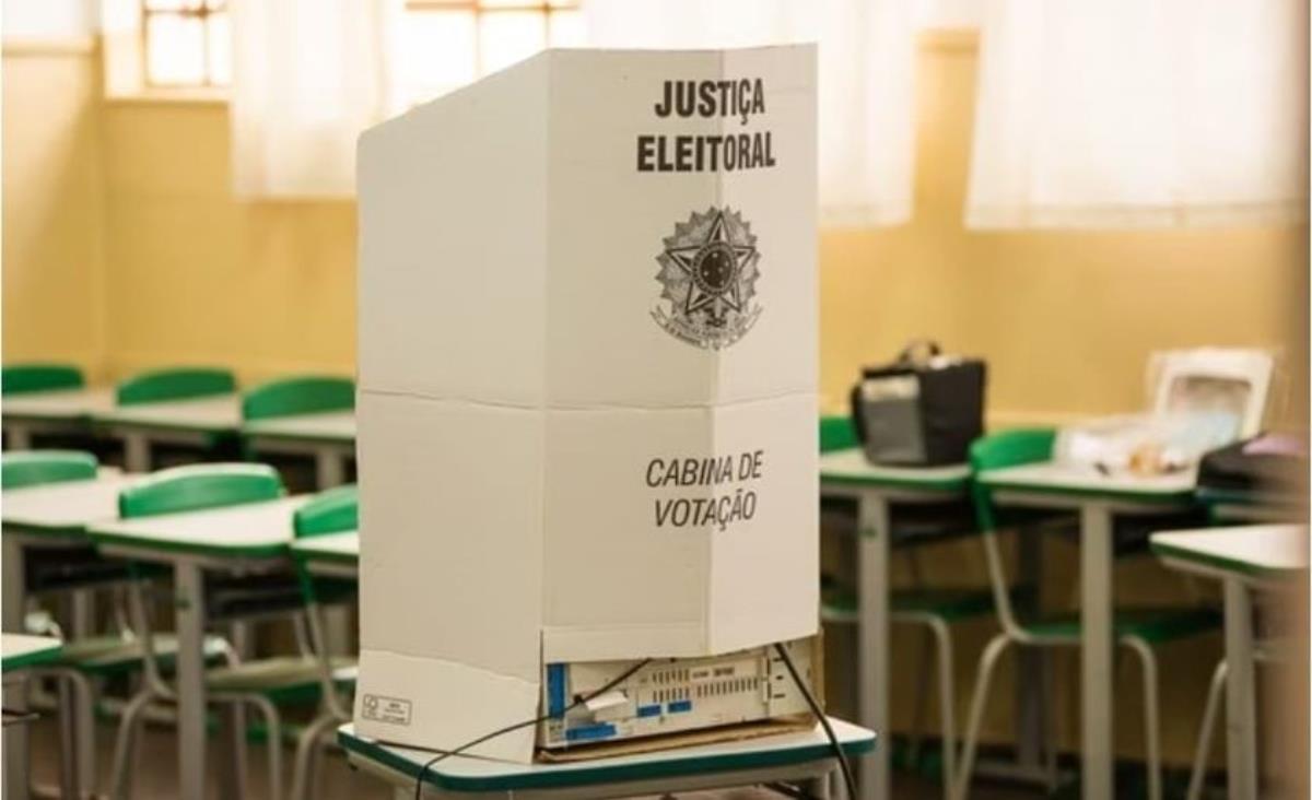 TSE diz que eleitor deve entregar celular antes de entrar na cabine de votação