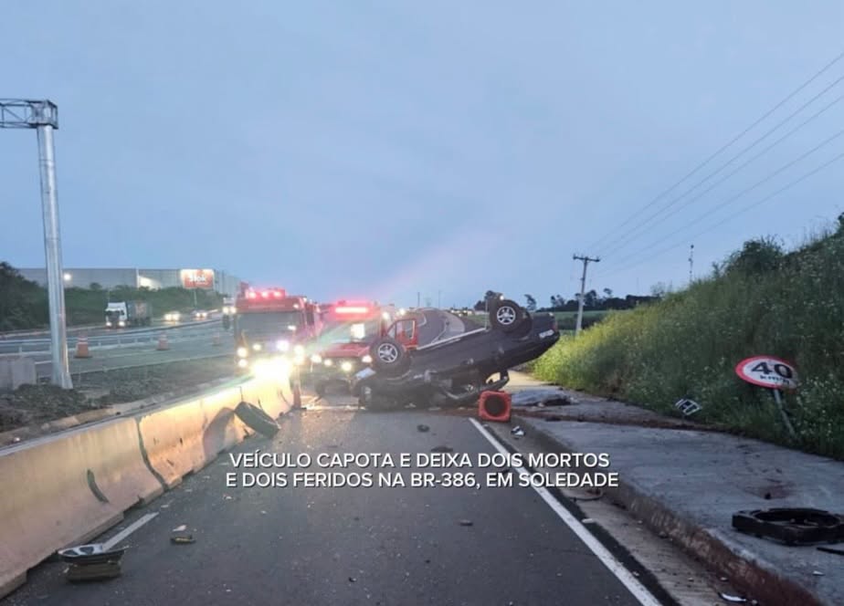 VEÍCULO CAPOTA E DEIXA DOIS MORTOS E DOIS FERIDOS NA BR-386, EM SOLEDADE