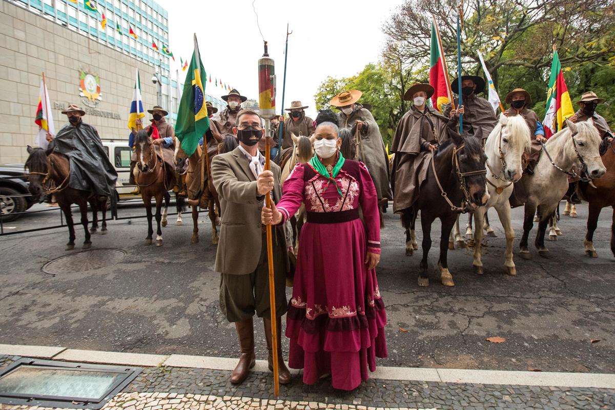 Acendimento da chama crioula marca o início da Semana Farroupilha